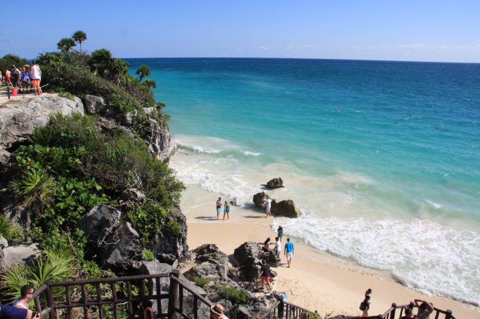 Tulum, strand en linksboven ruinestad
