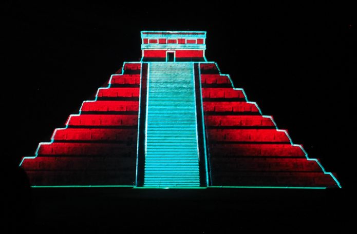 Chichen Itza, piramide van Kukulcán by night